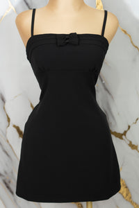 Vestido corto con detalle en moños