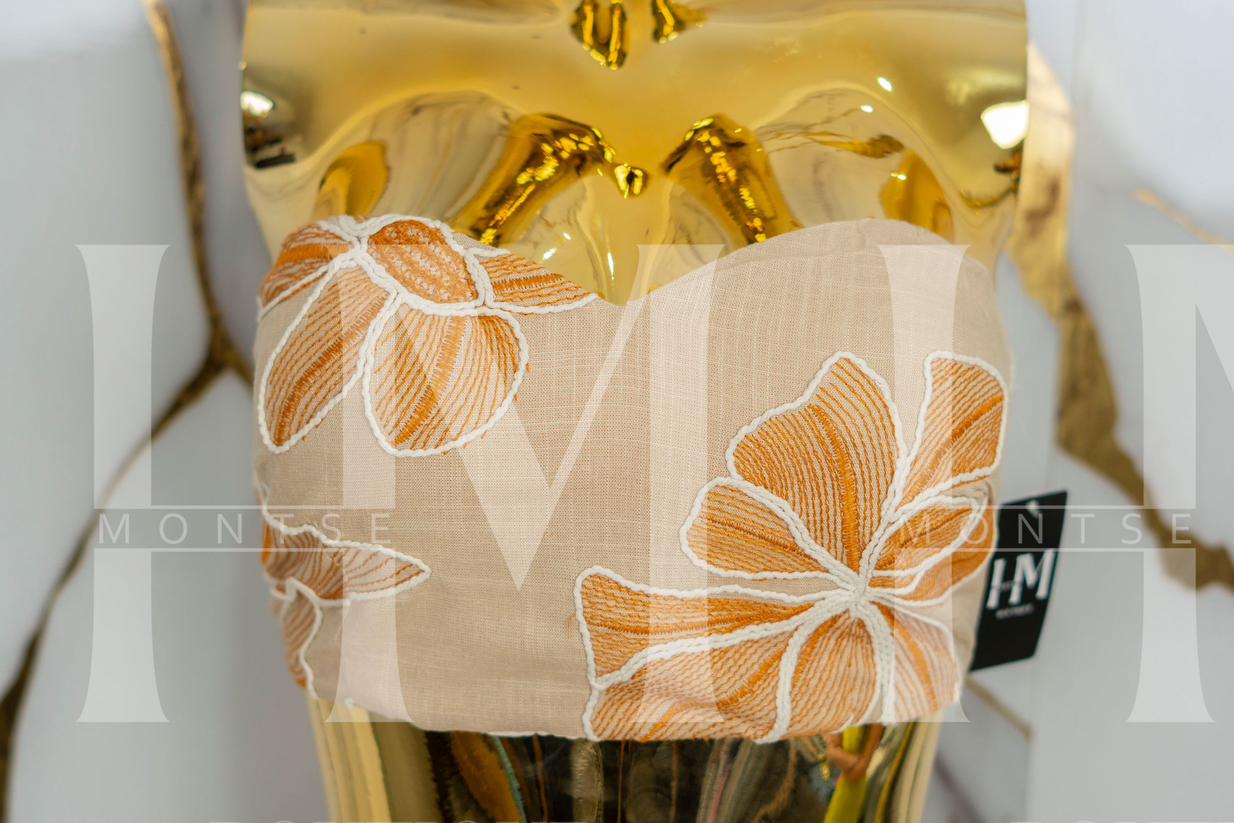 Conjunto con flores bordadas