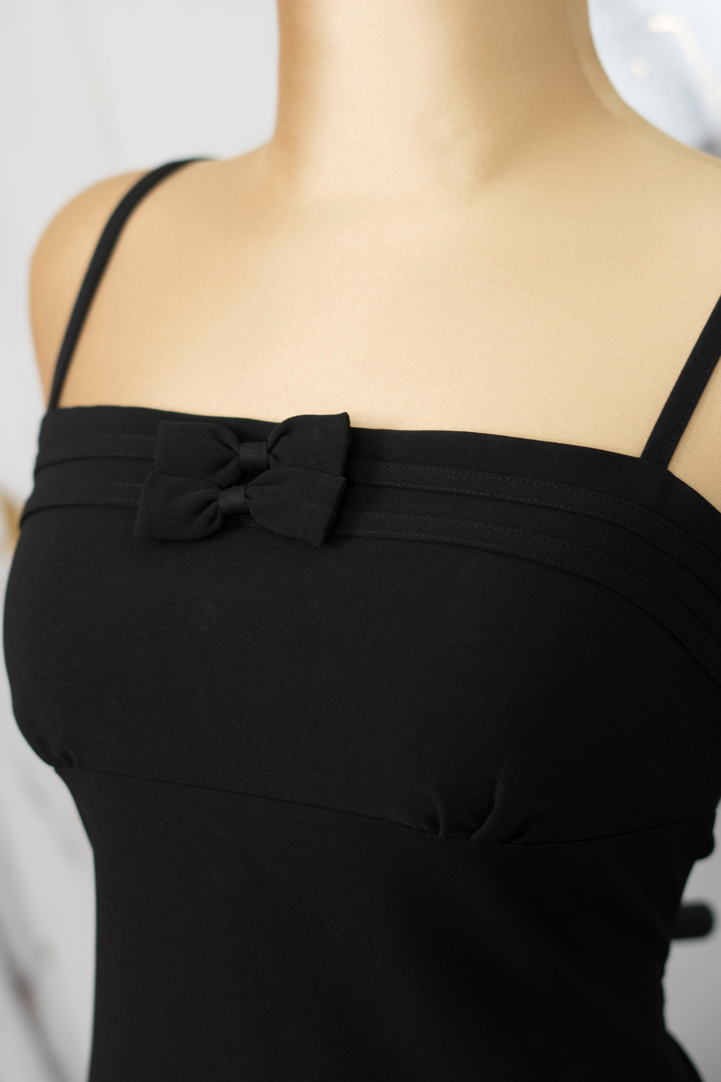 Vestido corto con detalle en moños