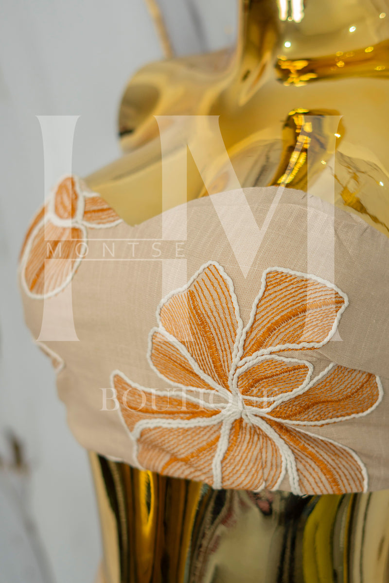 Conjunto con flores bordadas