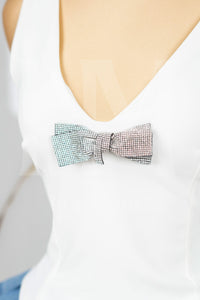 Blusa con tirante ancho y moño de piedras
