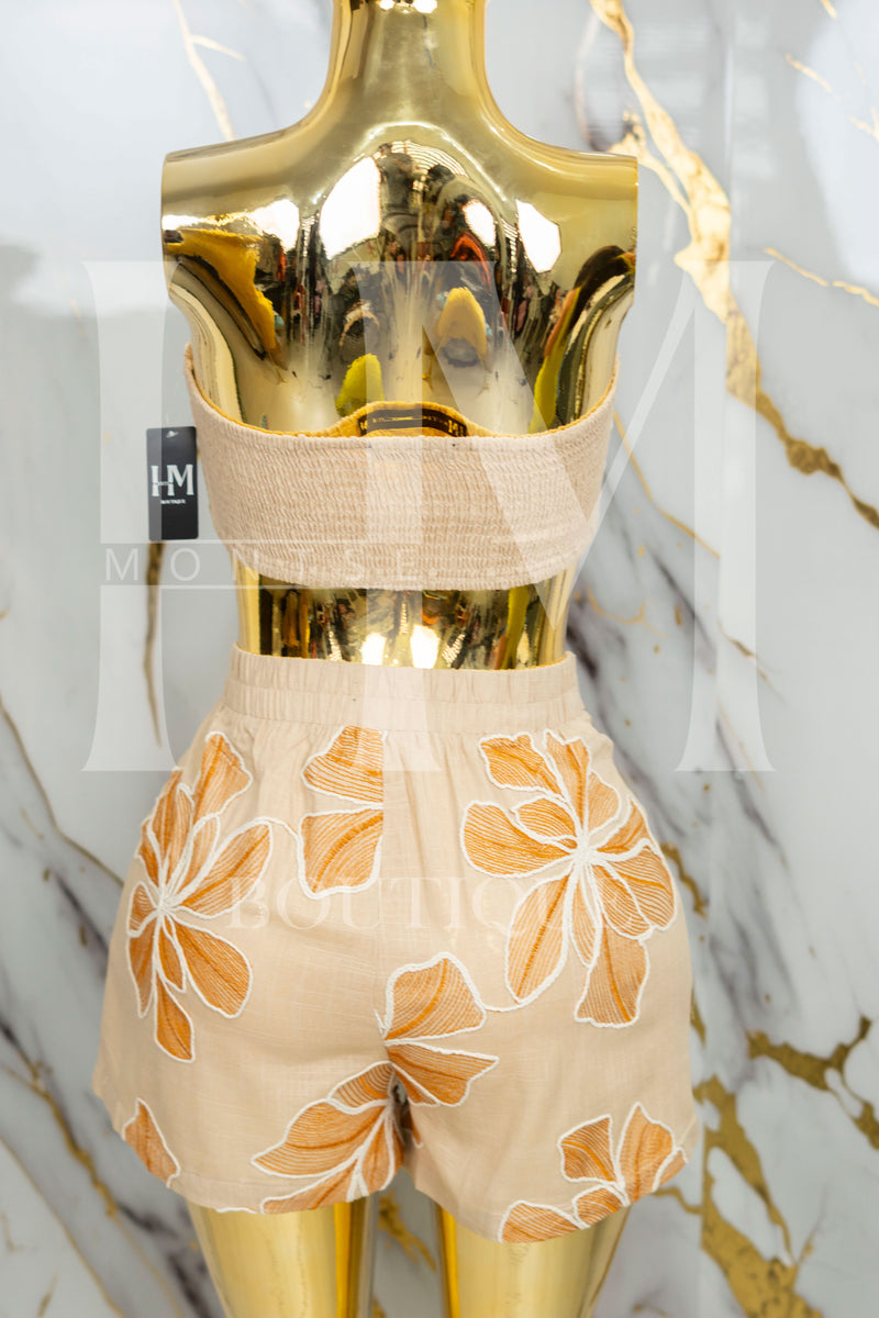 Conjunto con flores bordadas