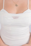 Vestido con copas y detalla holgado en pecho