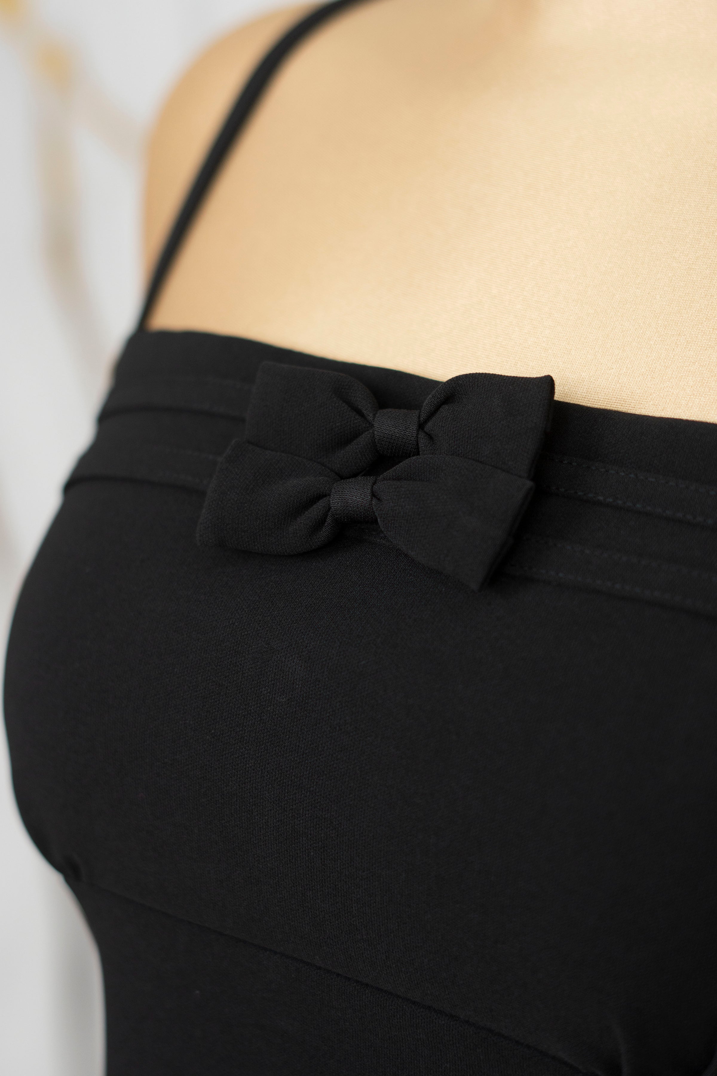 Vestido corto con detalle en moños