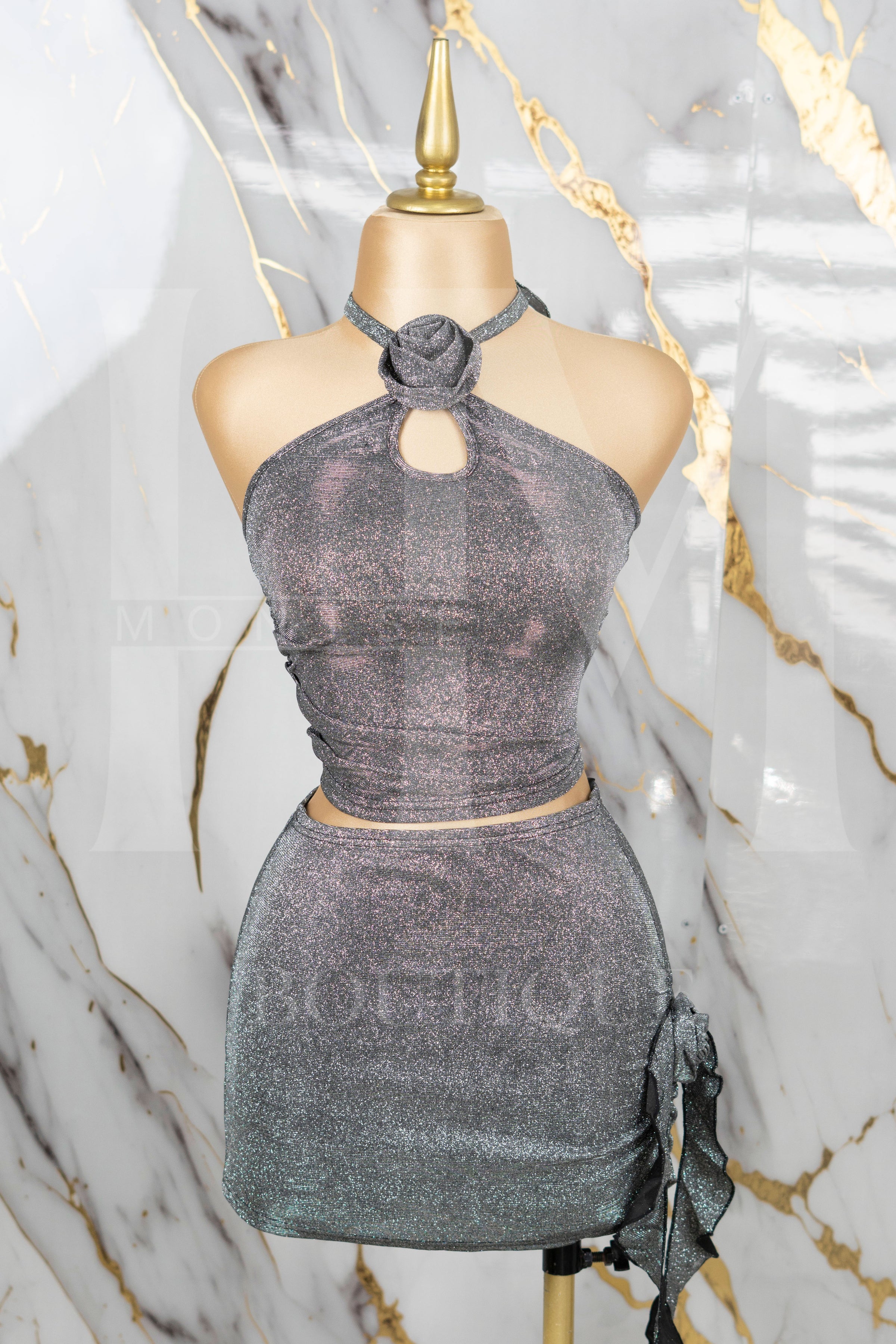 Conjunto de brillo con detalles de flor