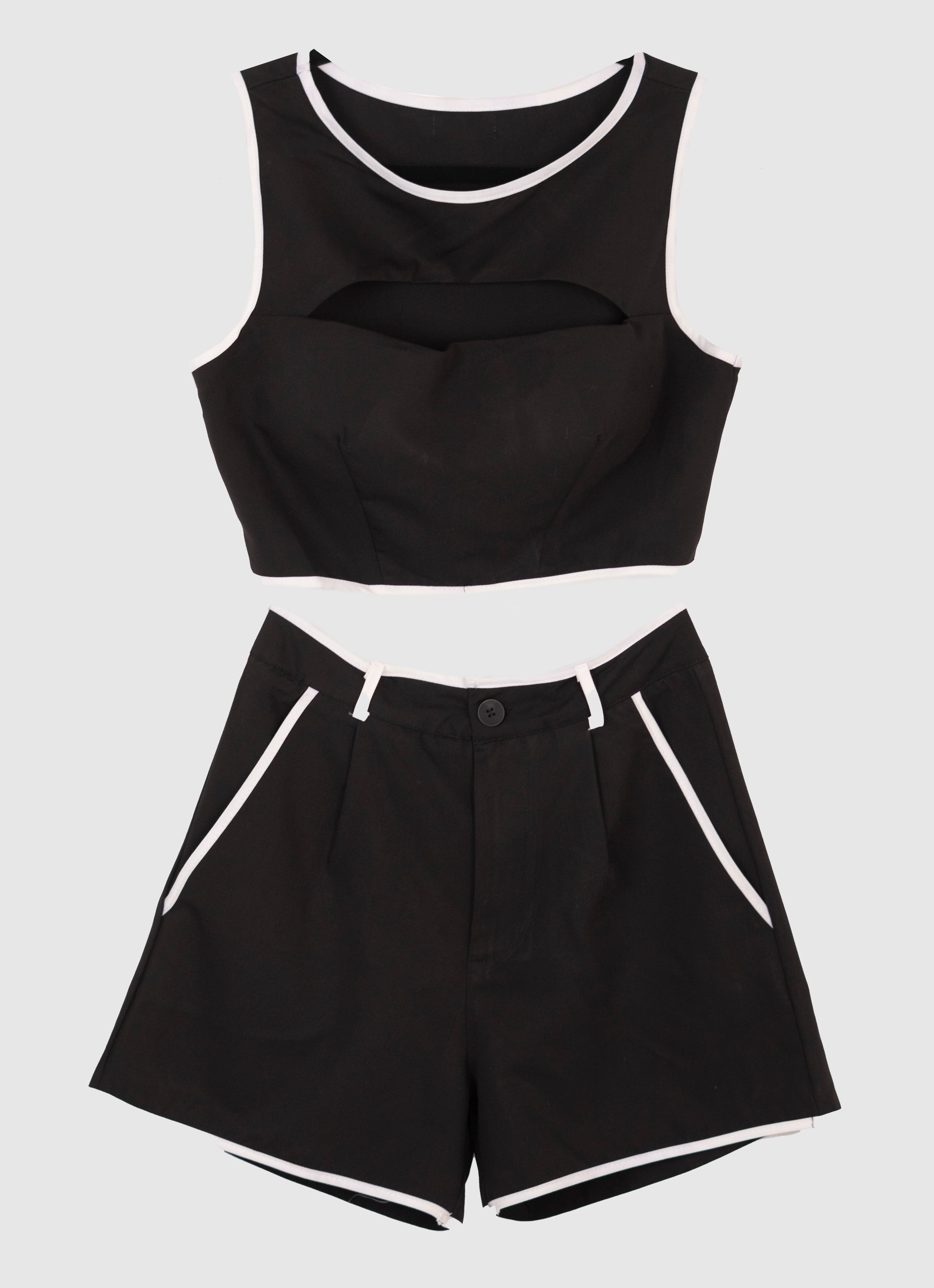 Conjunto casual con escote en pecho y copas