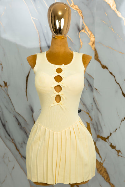 Vestido corto tableado con moños