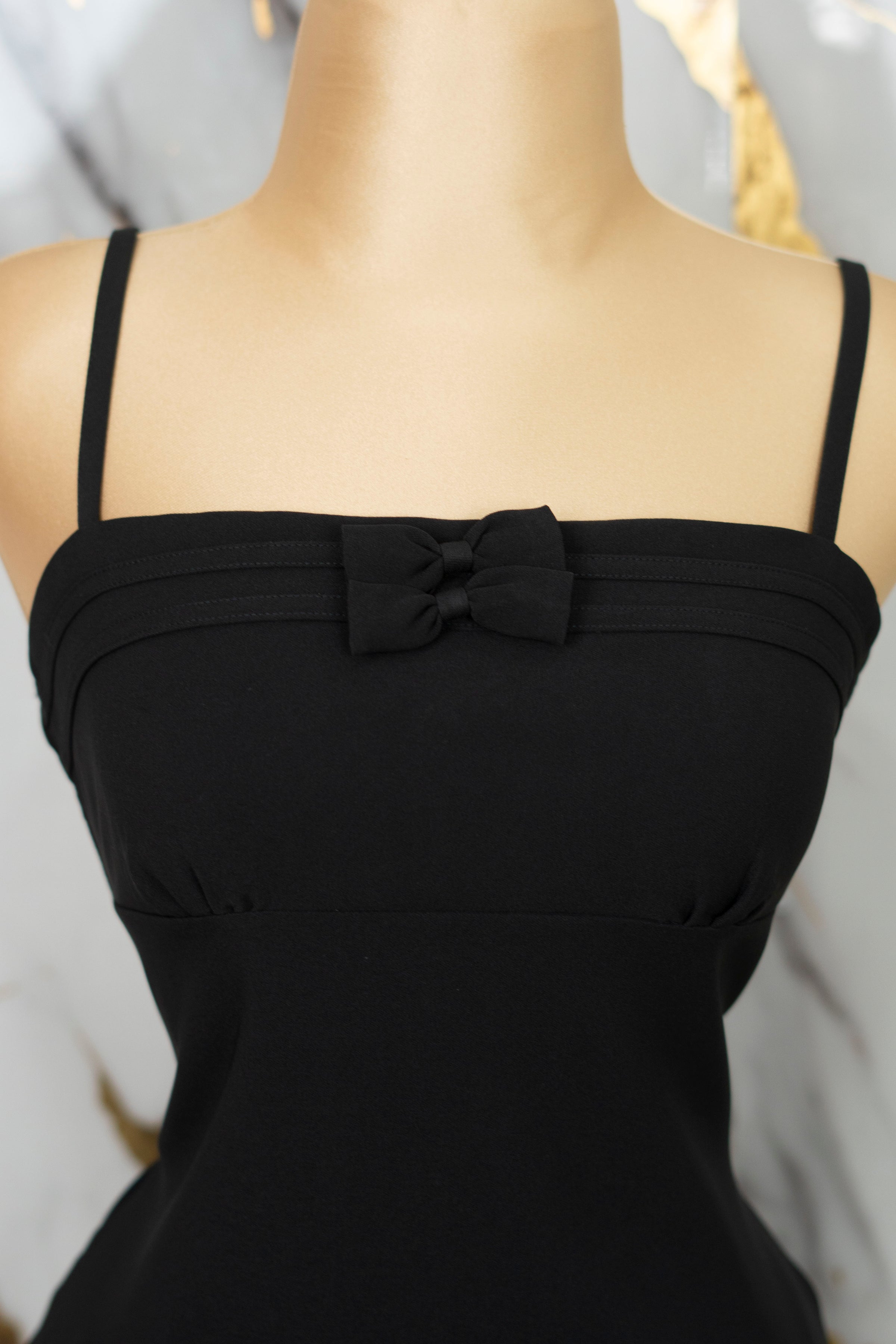 Vestido corto con detalle en moños