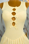 Vestido corto tableado con moños