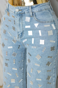Pantalón de mezclilla con detalle en espejos