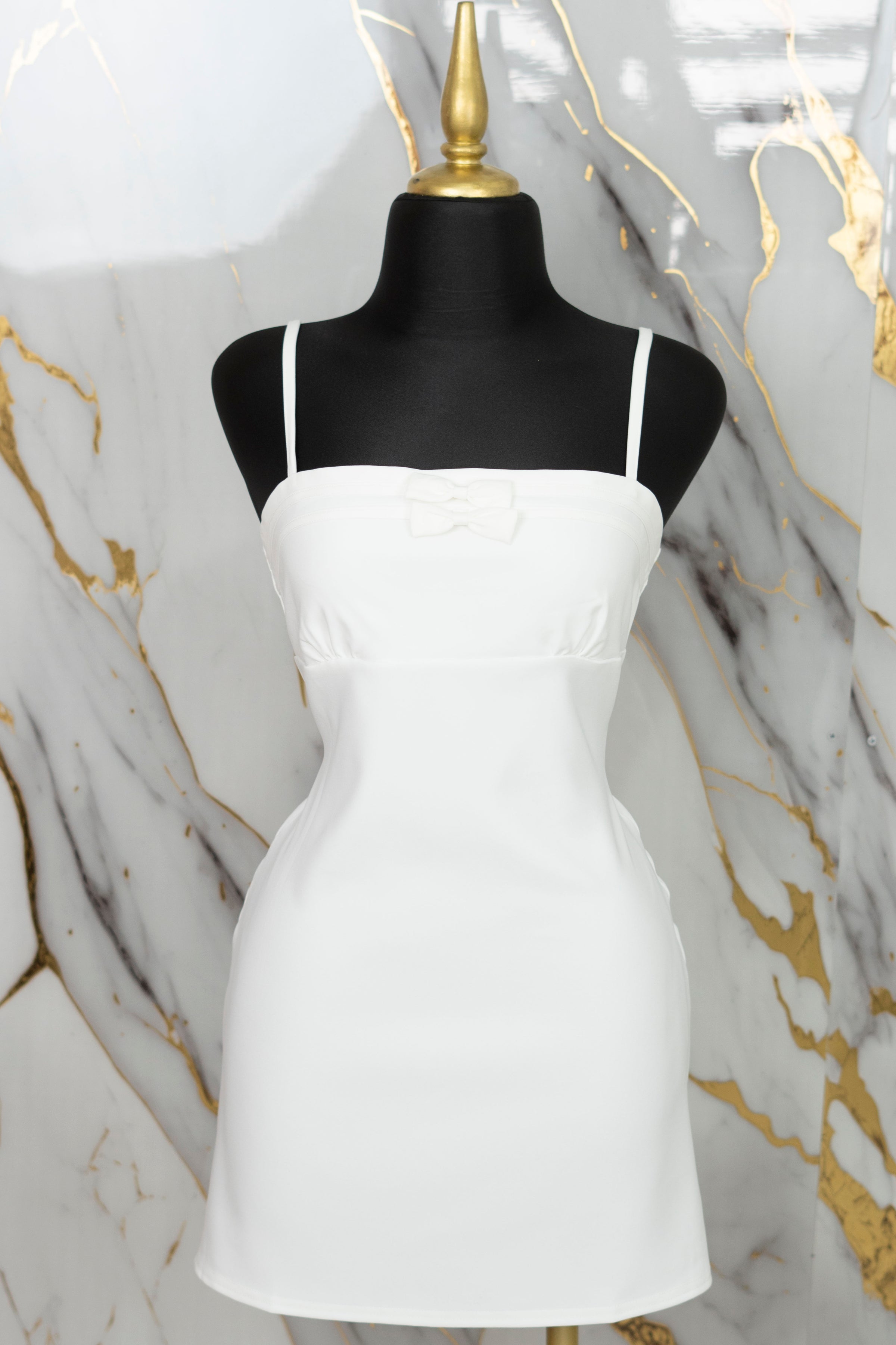 Vestido corto con detalle en moños