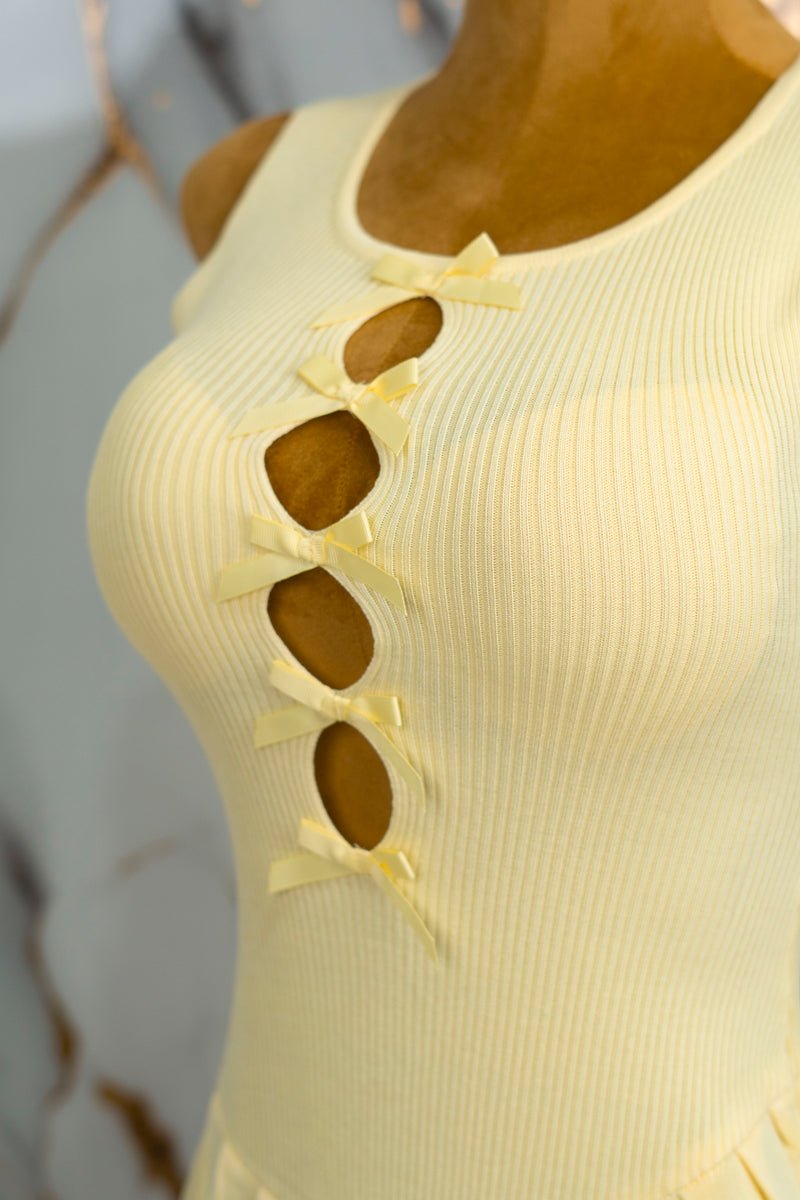 Vestido corto tableado con moños