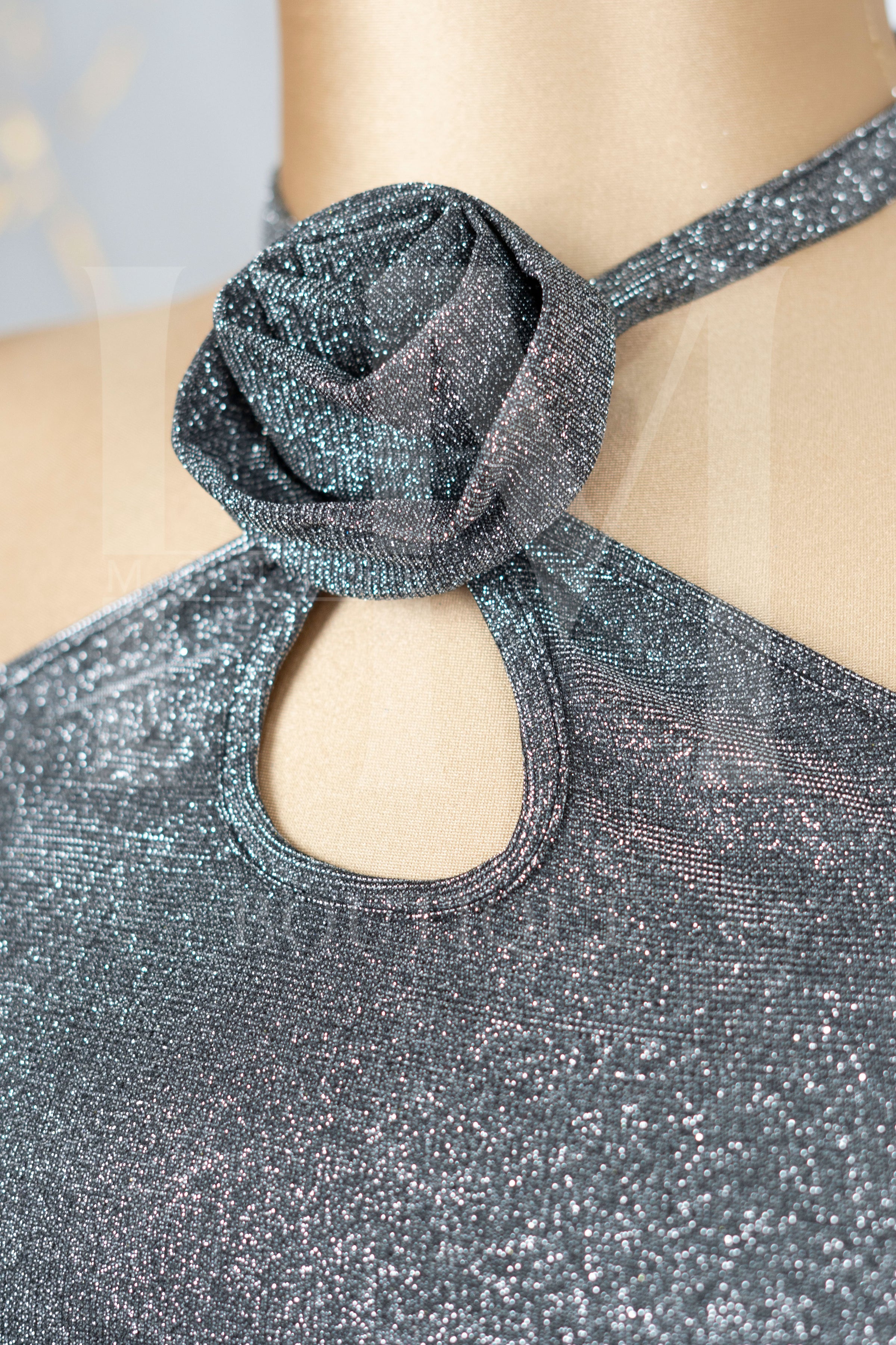 Conjunto de brillo con detalles de flor