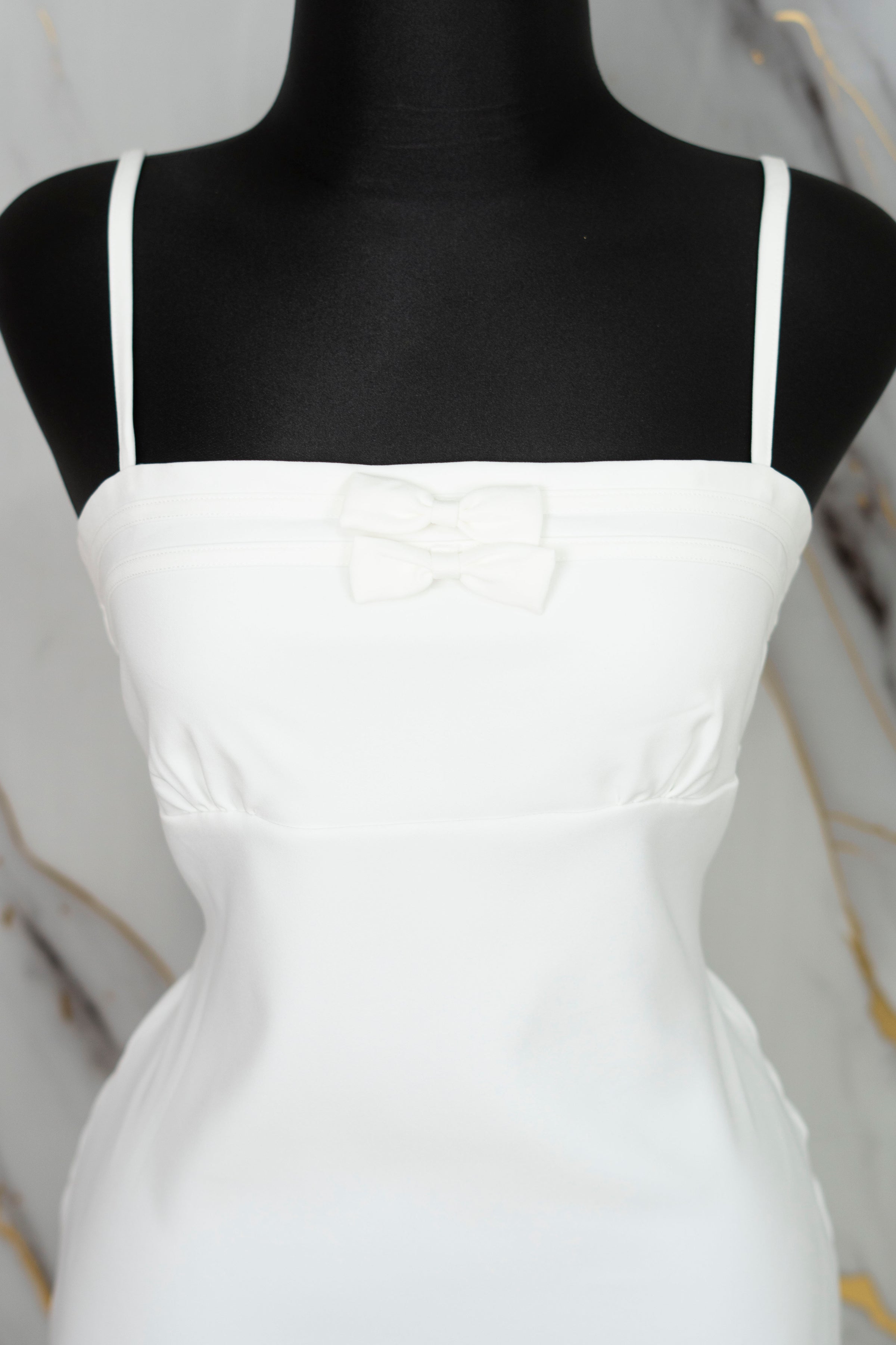 Vestido corto con detalle en moños