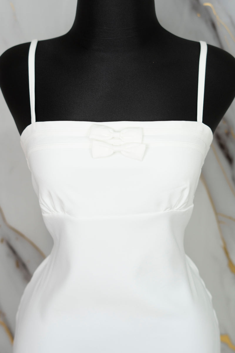 Vestido corto con detalle en moños
