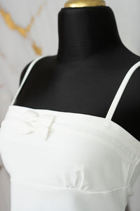 Vestido corto con detalle en moños