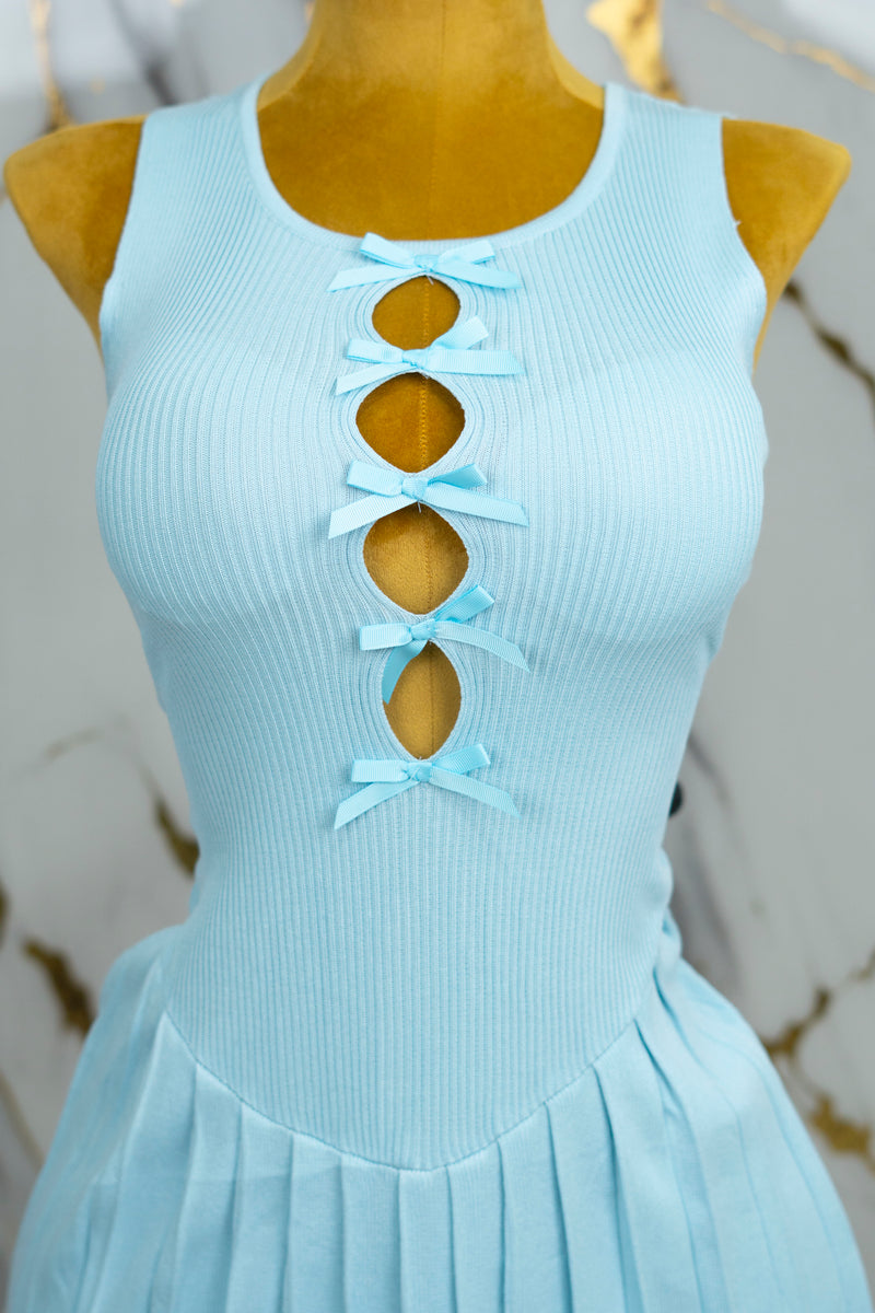 Vestido corto tableado con moños