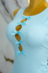 Vestido corto tableado con moños