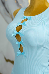 Vestido corto tableado con moños