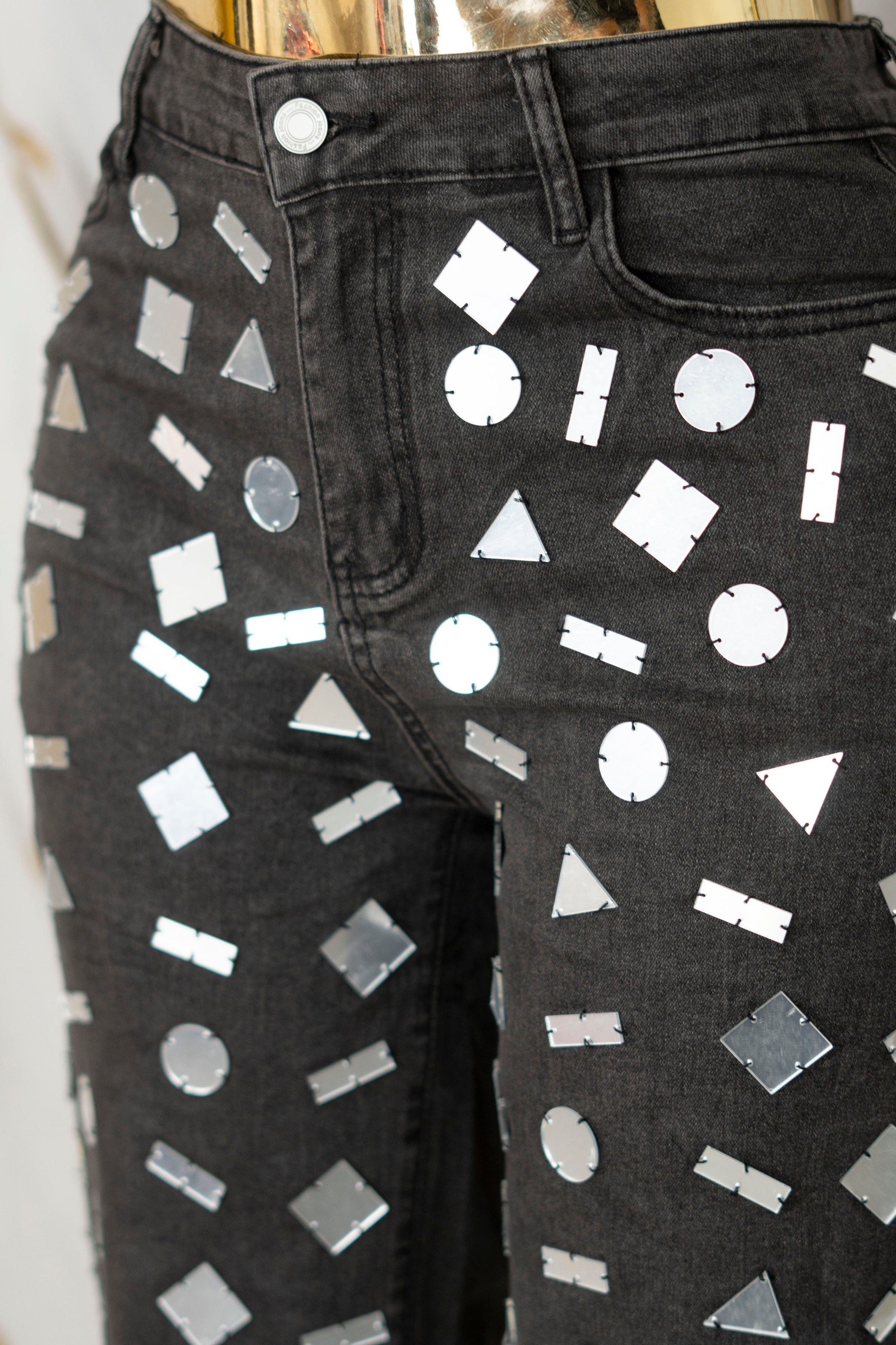 Pantalón de mezclilla con detalle en espejos