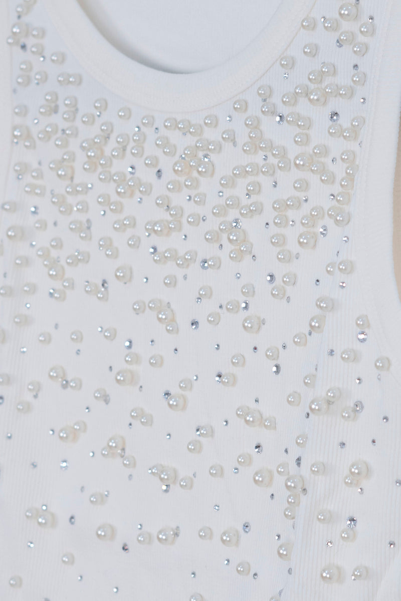 Blusa con detalle de piedras y perlas
