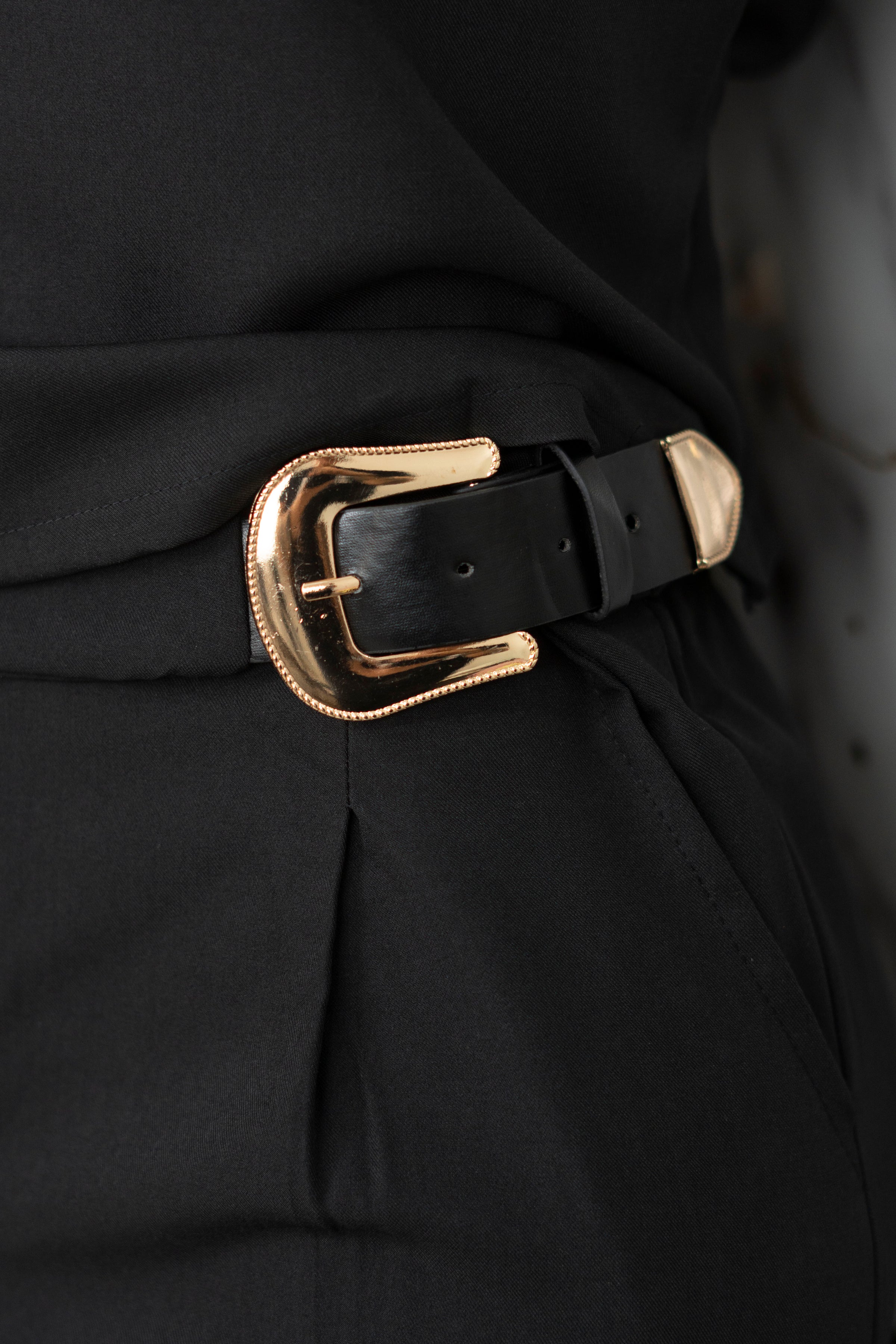 Conjunto con detalles en broches dorados