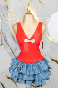 Blusa con tirante ancho y moño de piedras