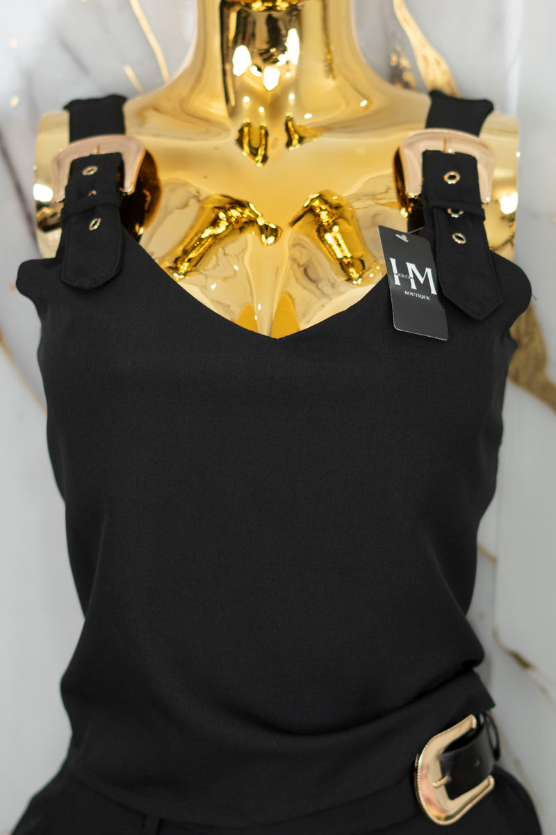 Conjunto con detalles en broches dorados