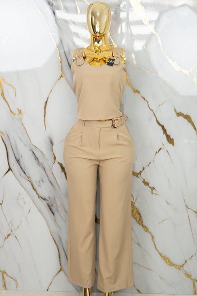 Conjunto con detalles en broches dorados