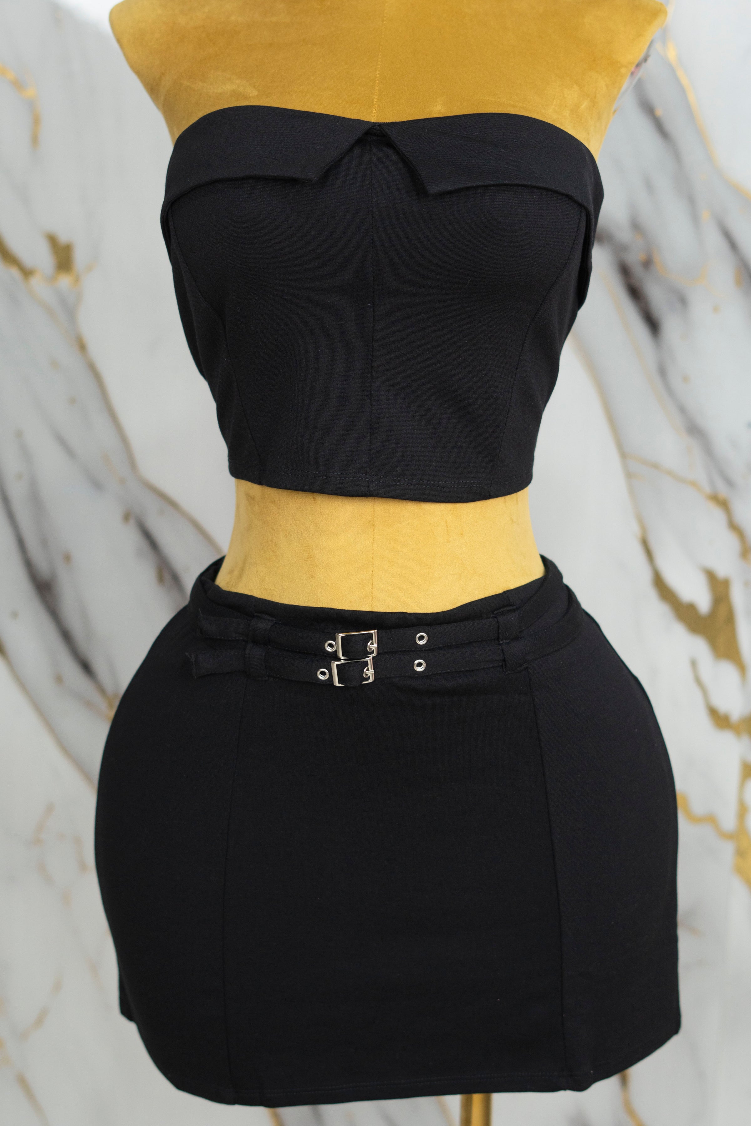 conjunto de top y falda con cintos