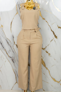 Conjunto con detalles en broches dorados