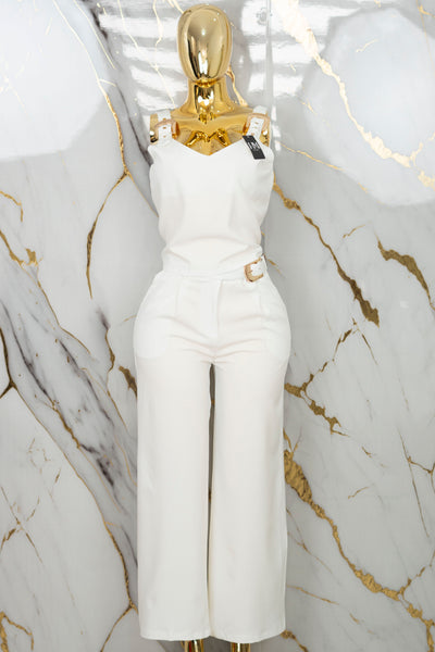 Conjunto con detalles en broches dorados