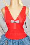 Blusa con tirante ancho y moño de piedras