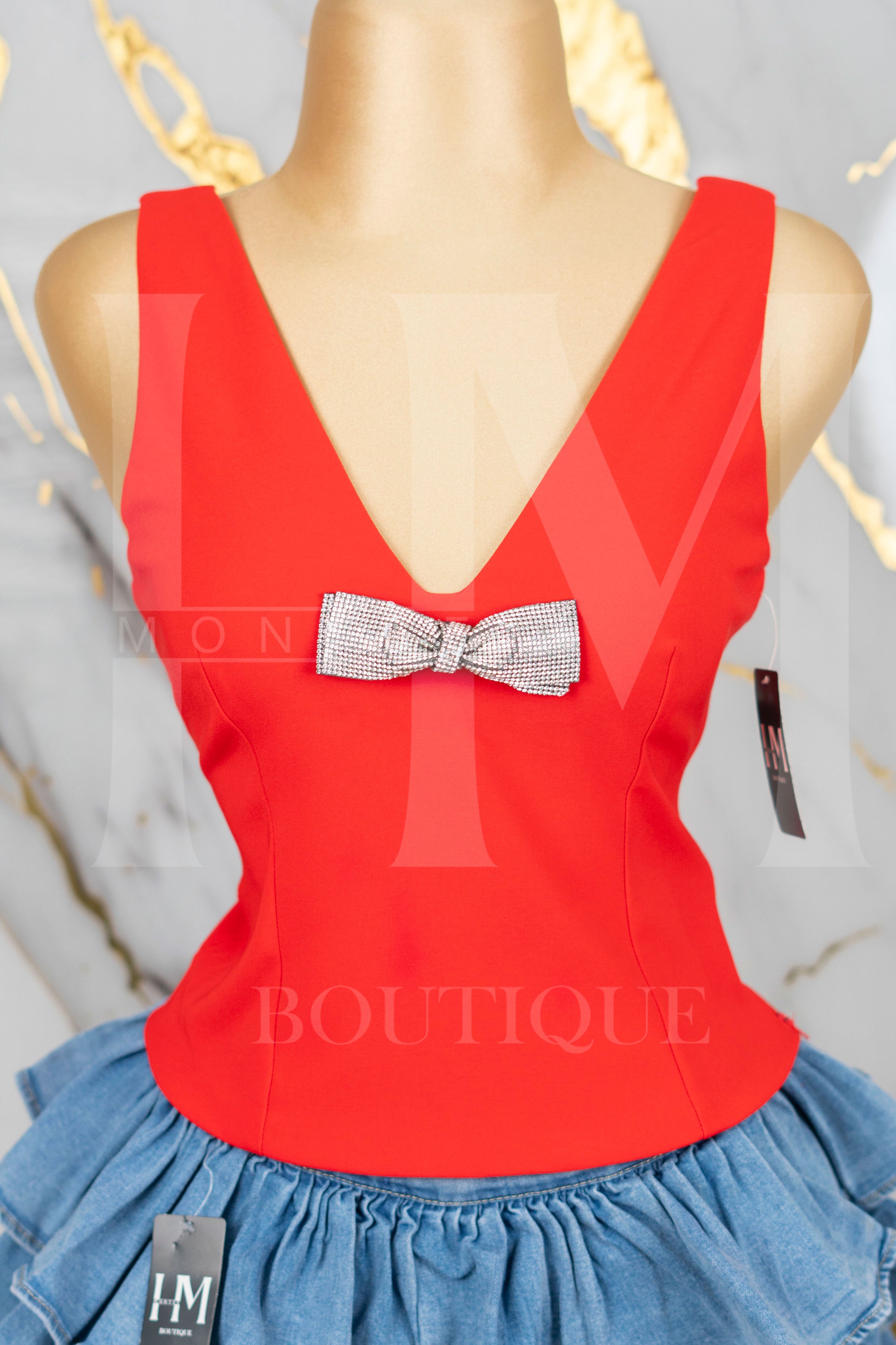 Blusa con tirante ancho y moño de piedras