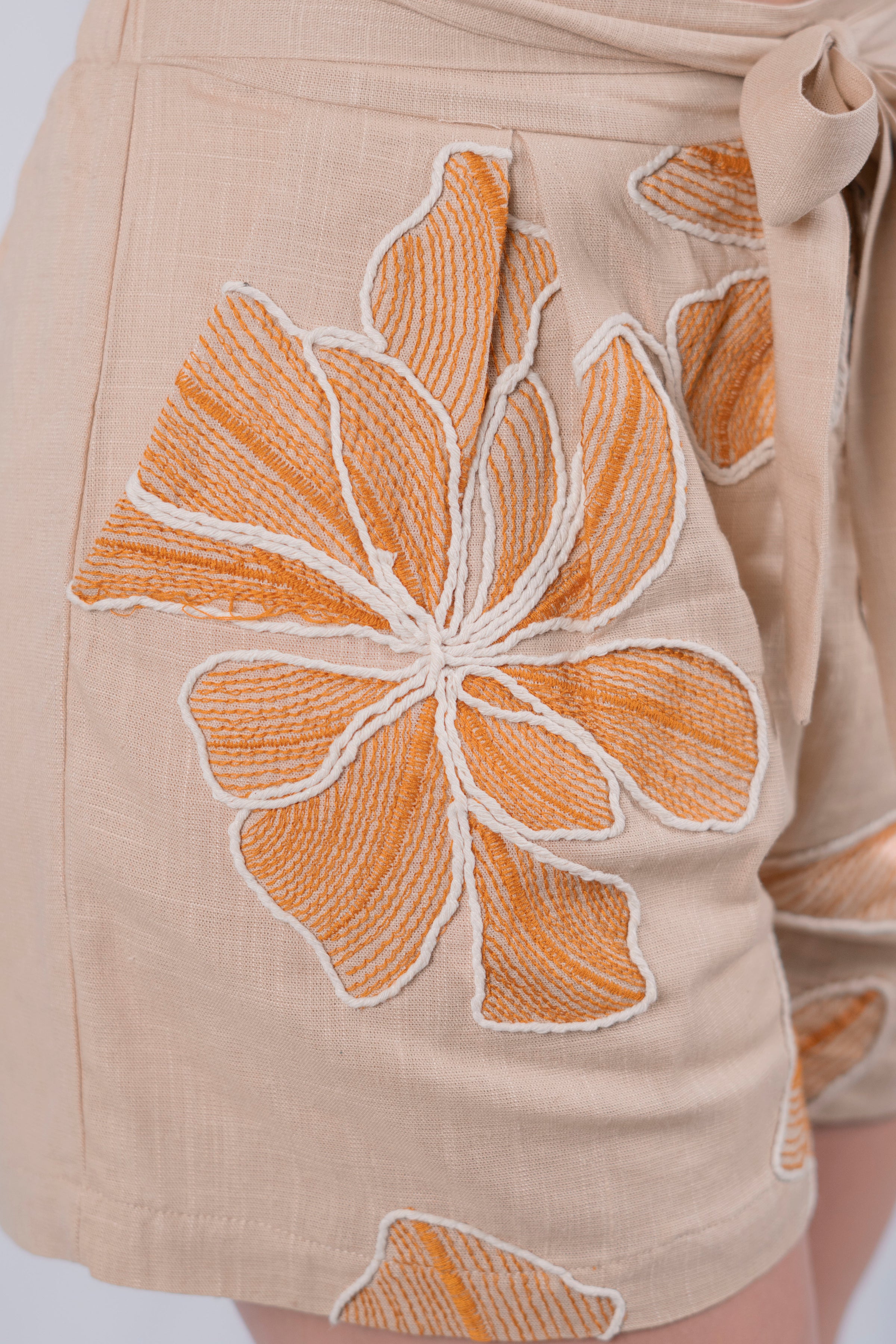Conjunto con flores bordadas