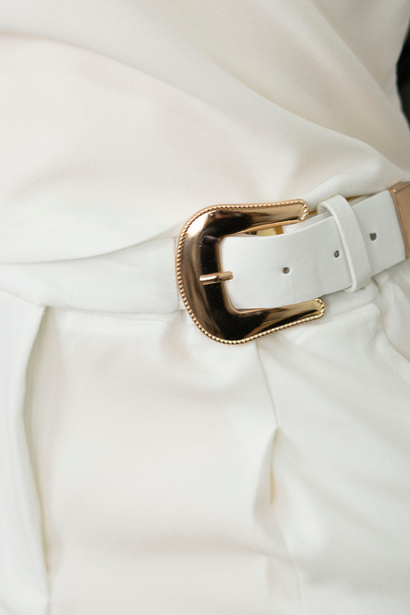 Conjunto con detalles en broches dorados
