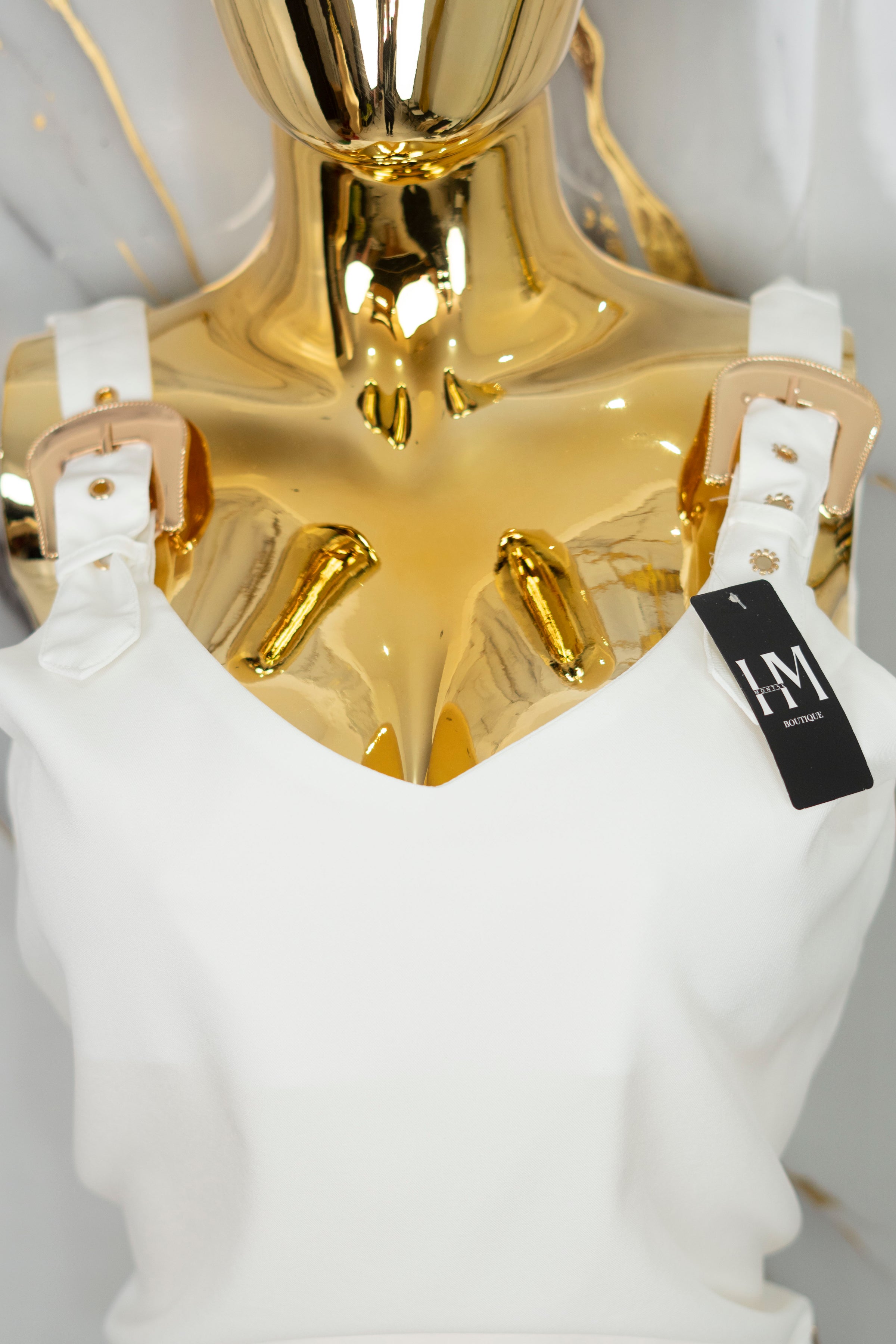 Conjunto con detalles en broches dorados