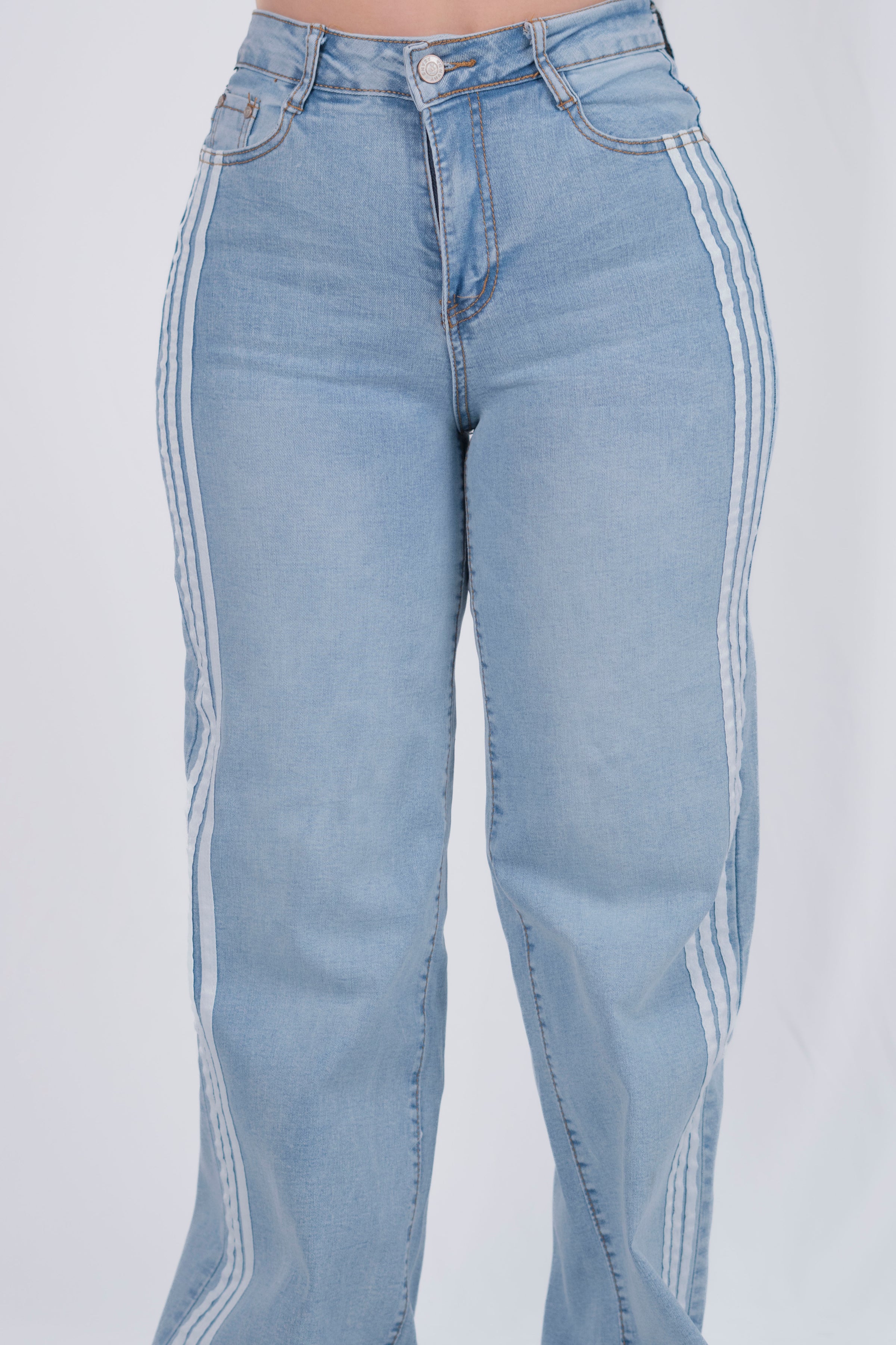 Pantalon con rayas a los lados
