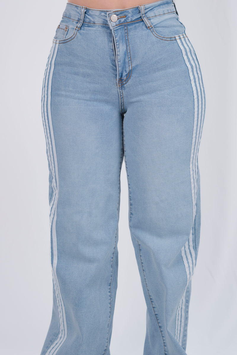 Pantalon con rayas a los lados