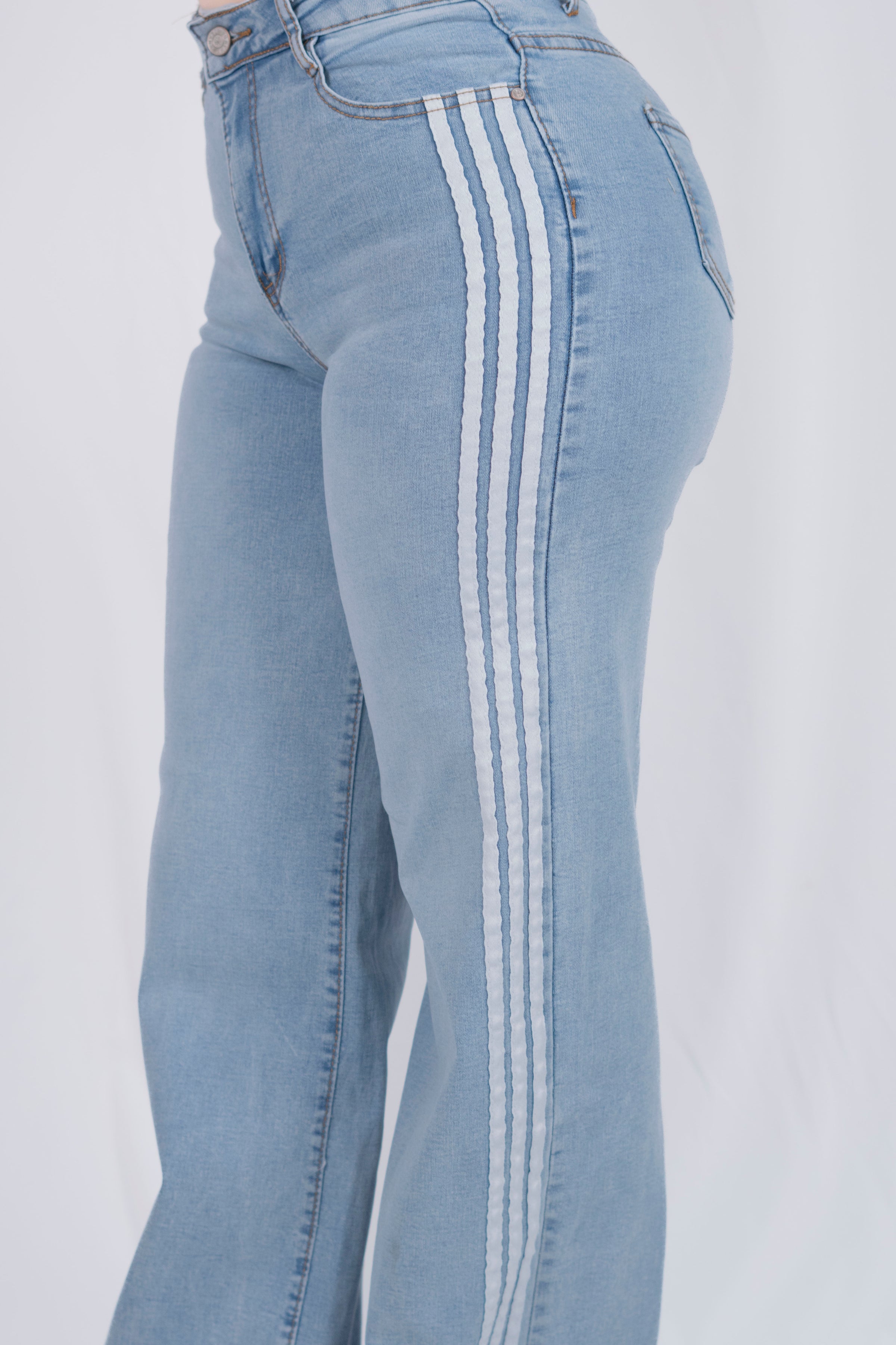 Pantalon con rayas a los lados
