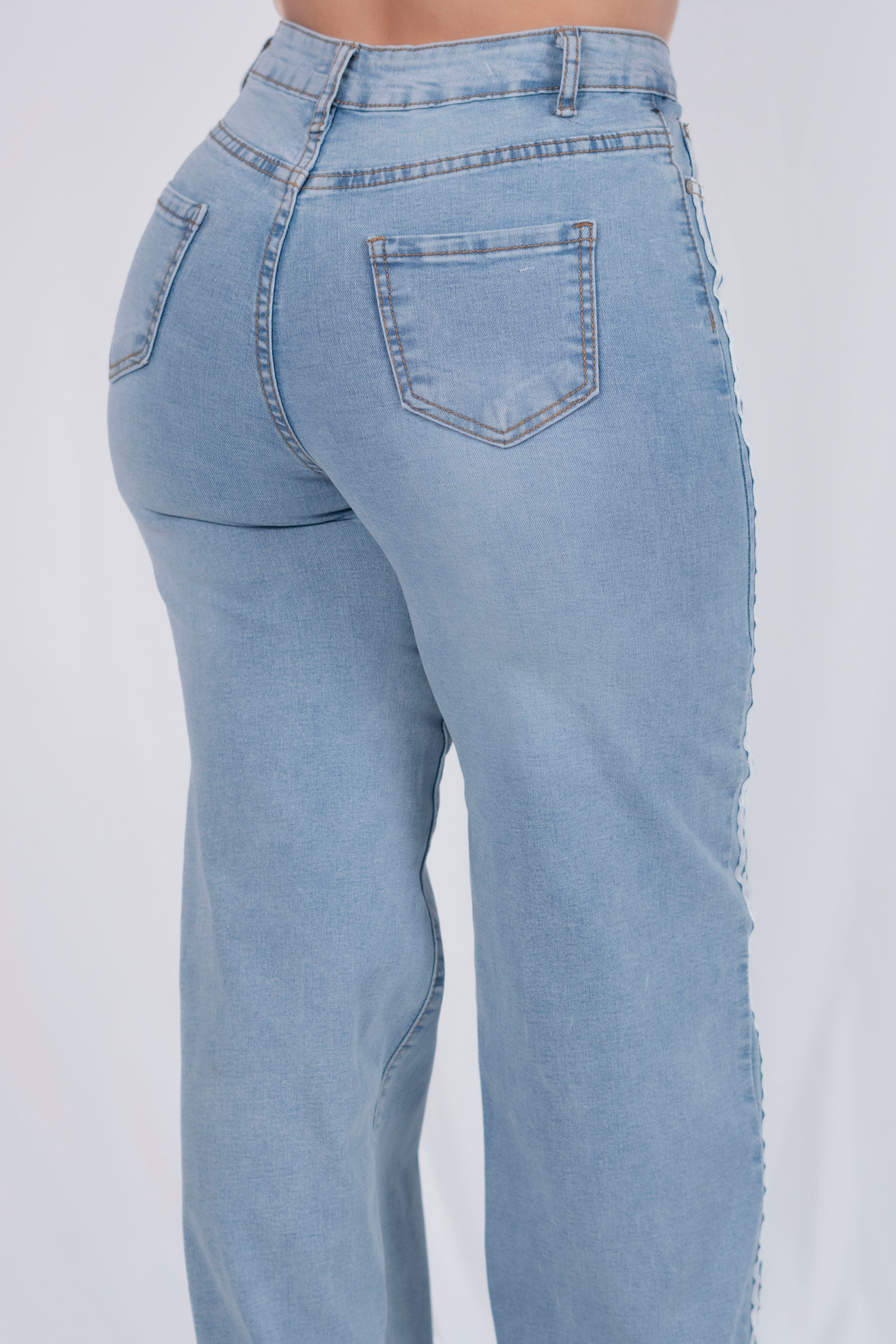Pantalon con rayas a los lados