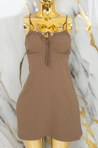 Vestido casual corto de tirantes