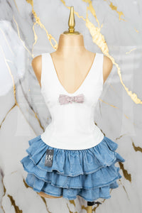 Blusa con tirante ancho y moño de piedras