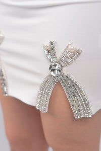 Vestido con tirantes y moños de piedras