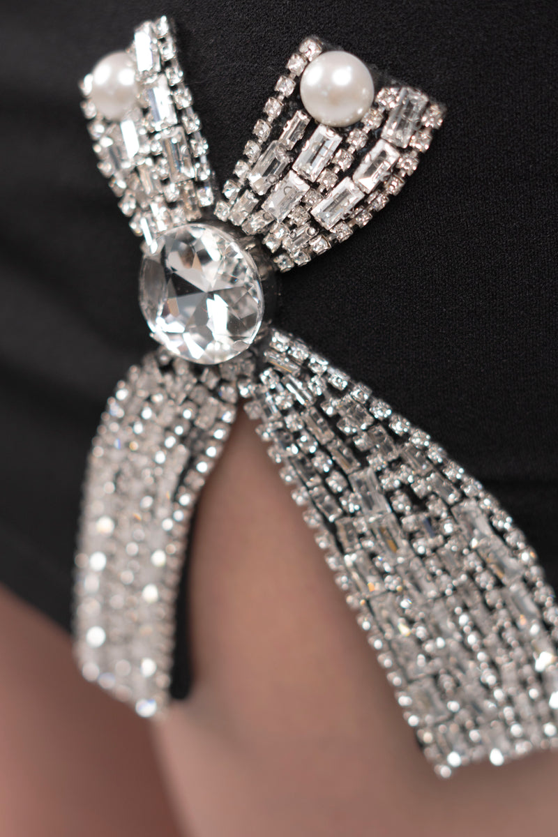 Vestido con tirantes y moños de piedras
