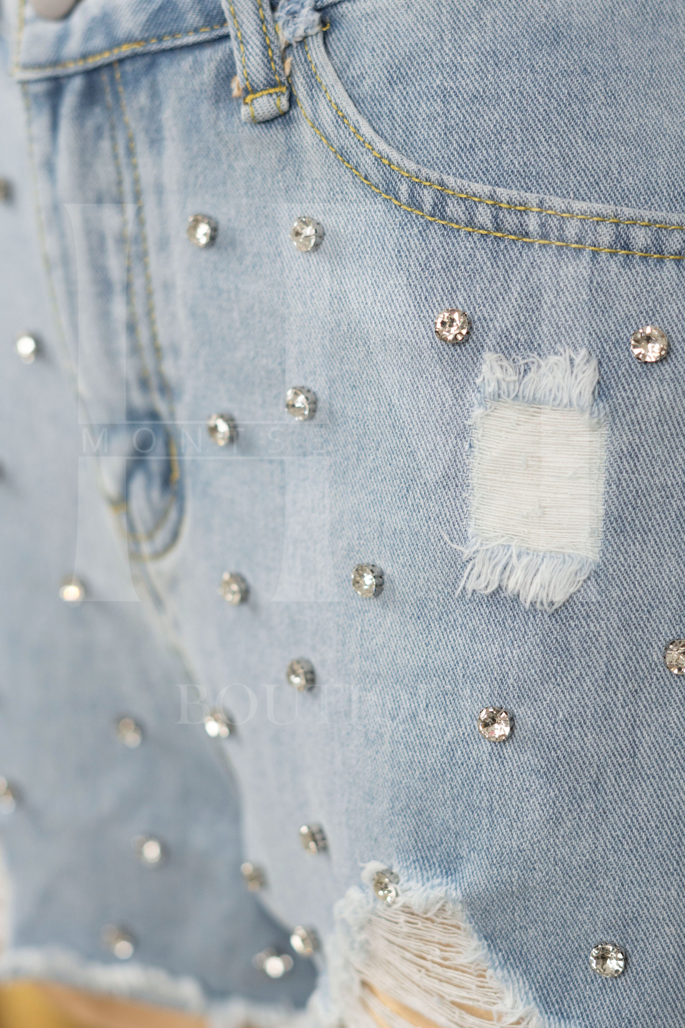 Short de mezclilla con detalle de piedras
