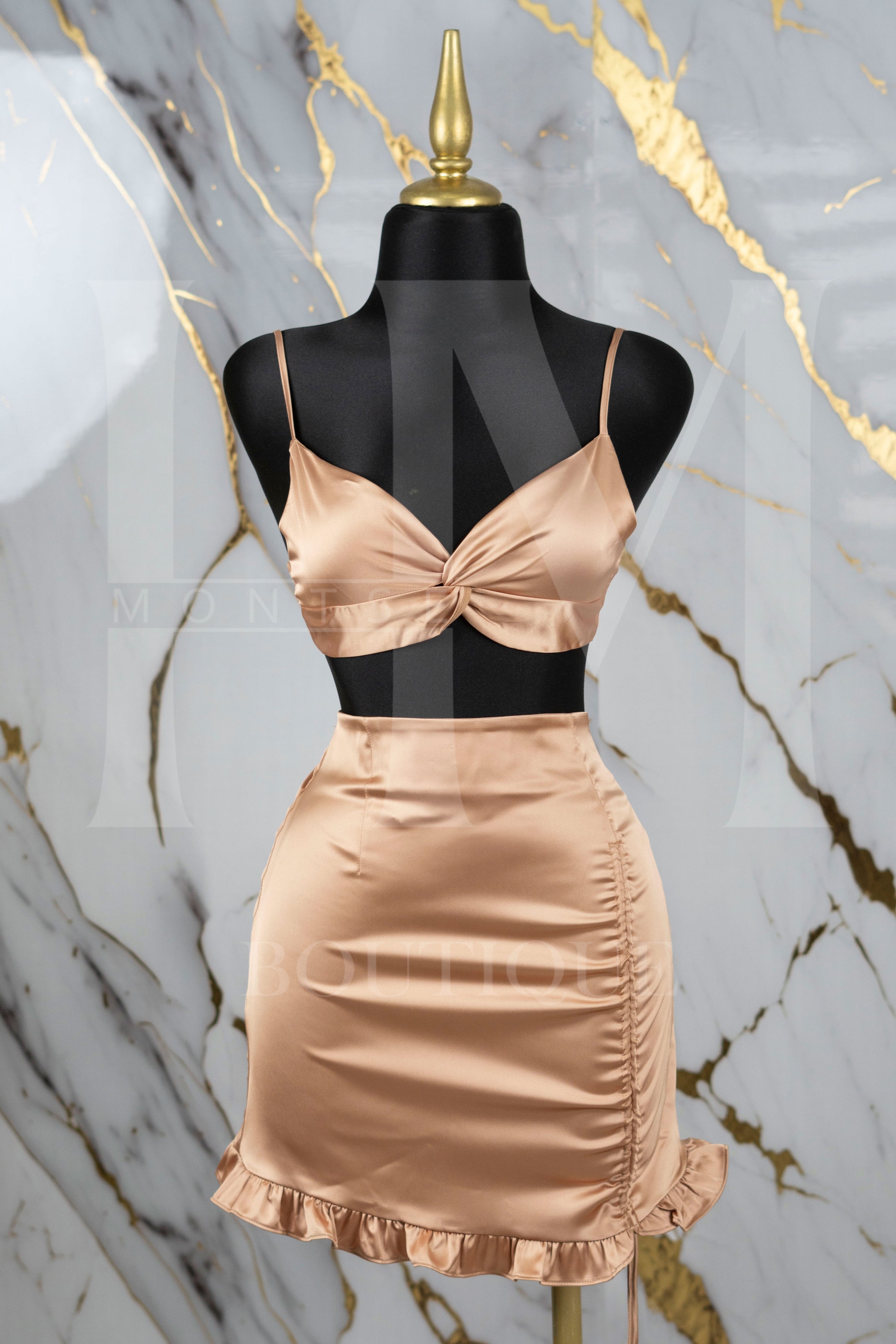 Conjunto de top y falda con olan