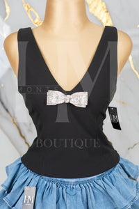 Blusa con tirante ancho y moño de piedras