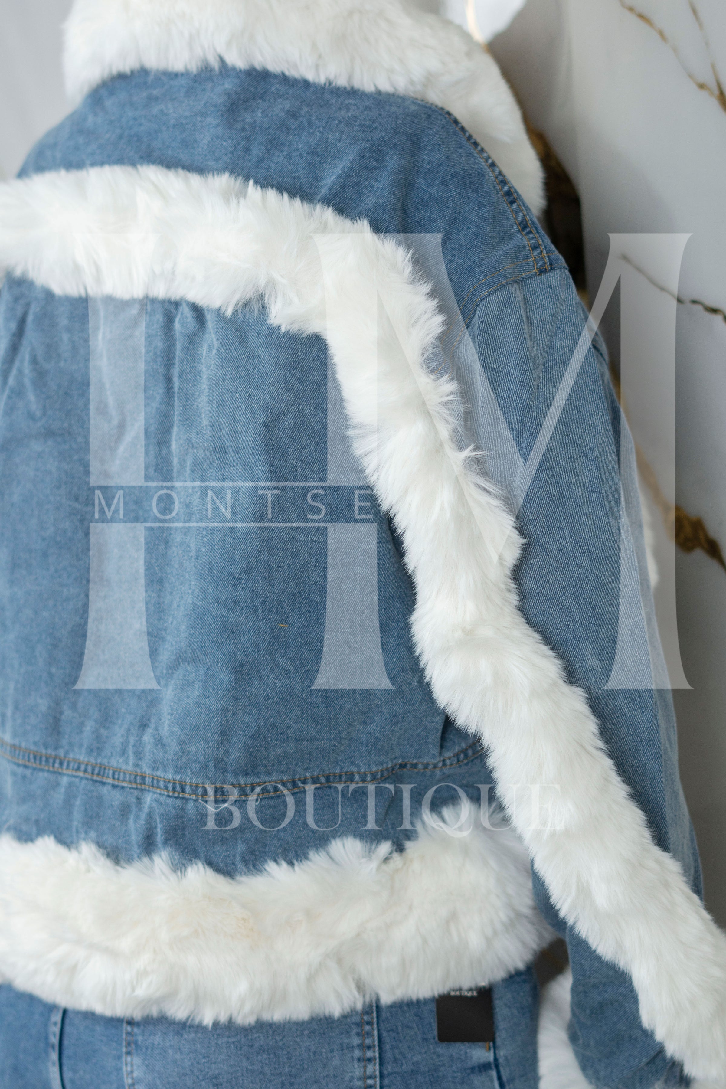 Chamarra de mezclilla con peluche y botones