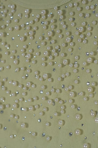 Blusa con detalle de piedras y perlas